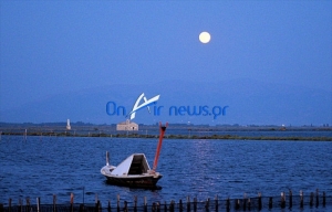 Η πανσέληνος του Ιουλίου στα νερά της λιμνοθάλασσας Μεσολογγίου