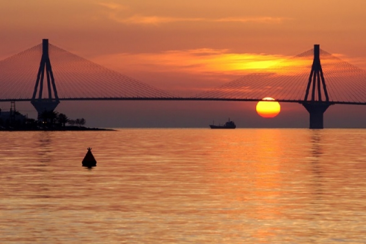 “Η γέφυρα με φόντο το σαγηνευτικό ηλιοβασίλεμα”