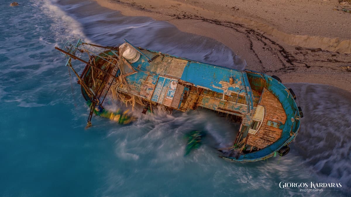 Νέες, εντυπωσιακές φωτογραφίες από το «ναυάγιο» στο Καλαμίτσι της Λευκάδας