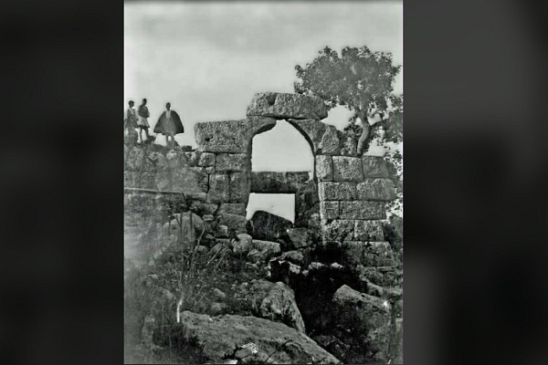 Η Αυλόπορτα της Παλαιομάνινας: Όταν ο Αχελώος περνά μέσα από την Ιστορία