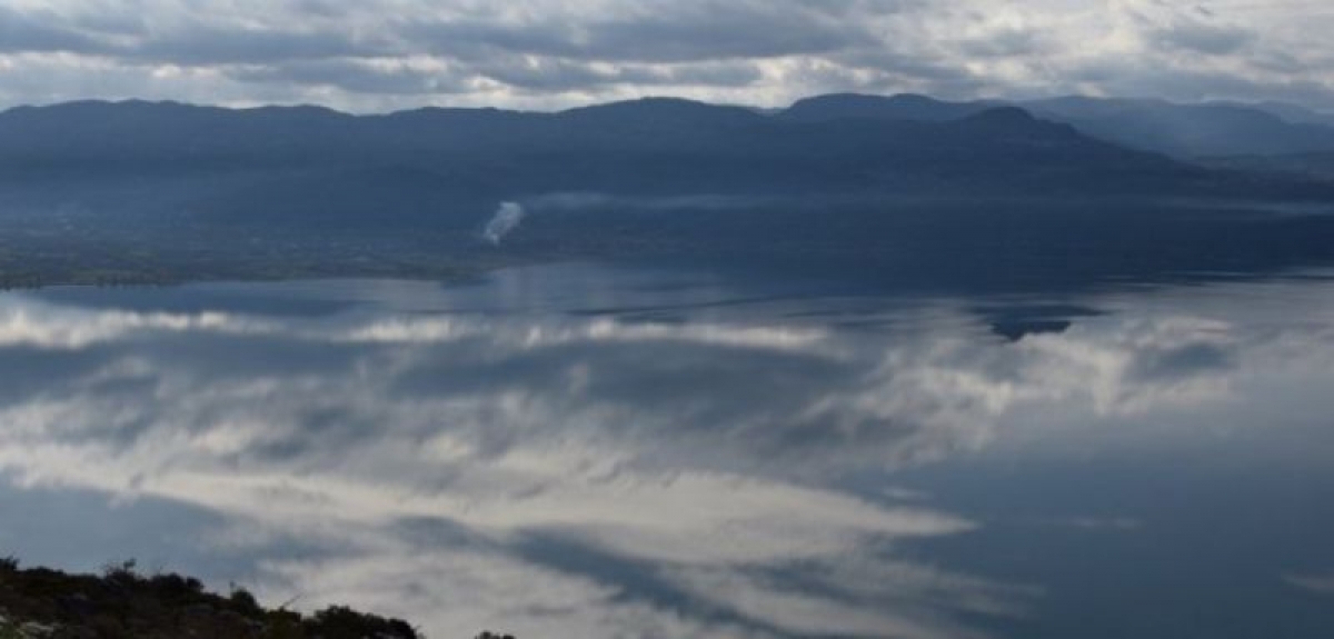 Η συννεφιασμένη λίμνη Τριχωνίδα (φωτο)
