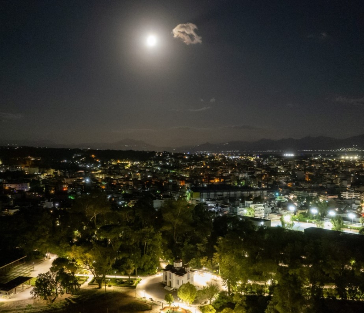 Ολόφωτο το «μπλε» φεγγάρι πάνω από το… ολόφωτο πάρκο του Αγρινίου (φωτο)