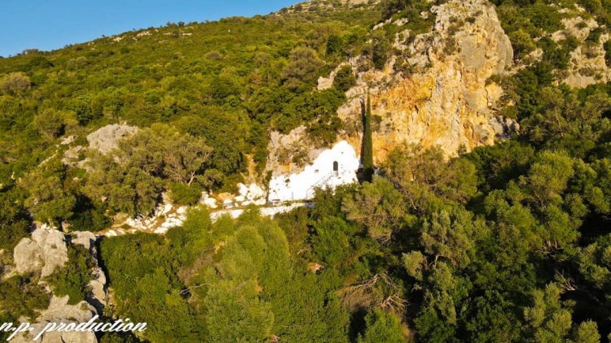 Άγιος Νικόλαος εν Βουνένοις: Το ξωκκλήσι στη σπηλιά του βράχου στη Βόνιτσα (βίντεο)