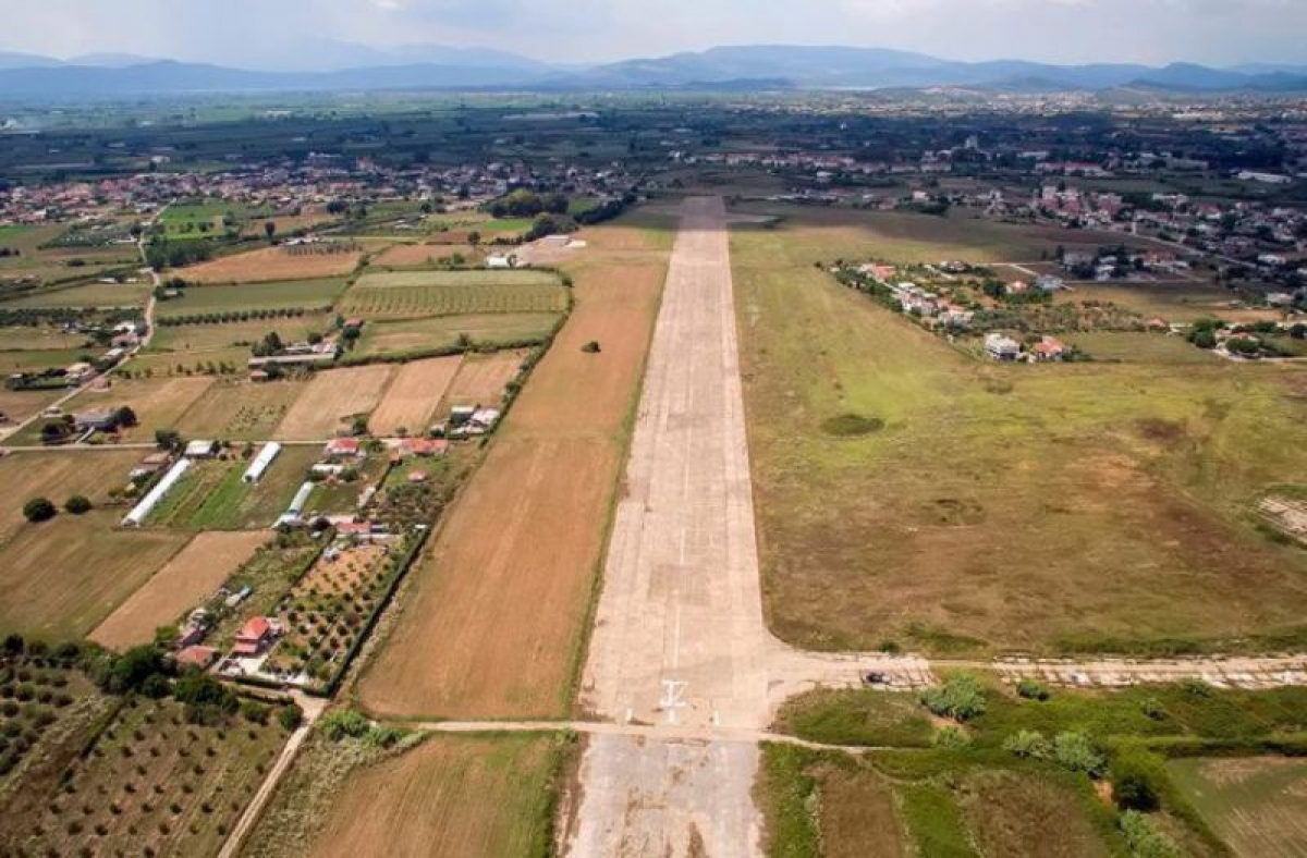 Το λησμονημένο αεροδρόμιο του Αγρινίου όπου ακόμα πετούν αεροπλάνα. Δημιουργήθηκε το 1930 και βομβαρδίστηκε στον πόλεμο. Δείτε το από ψηλά (βίντεο)...  (www.mixanitouxronou.gr)