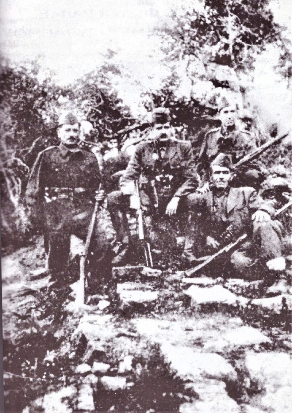 Ο αρχικαπετάνιος του ΕΔΕΣ Βάλτου Στυλιανός Χούτας μαζί με άλλους Αιτωλοακαρνάνες αξιωματικούς το 1943
