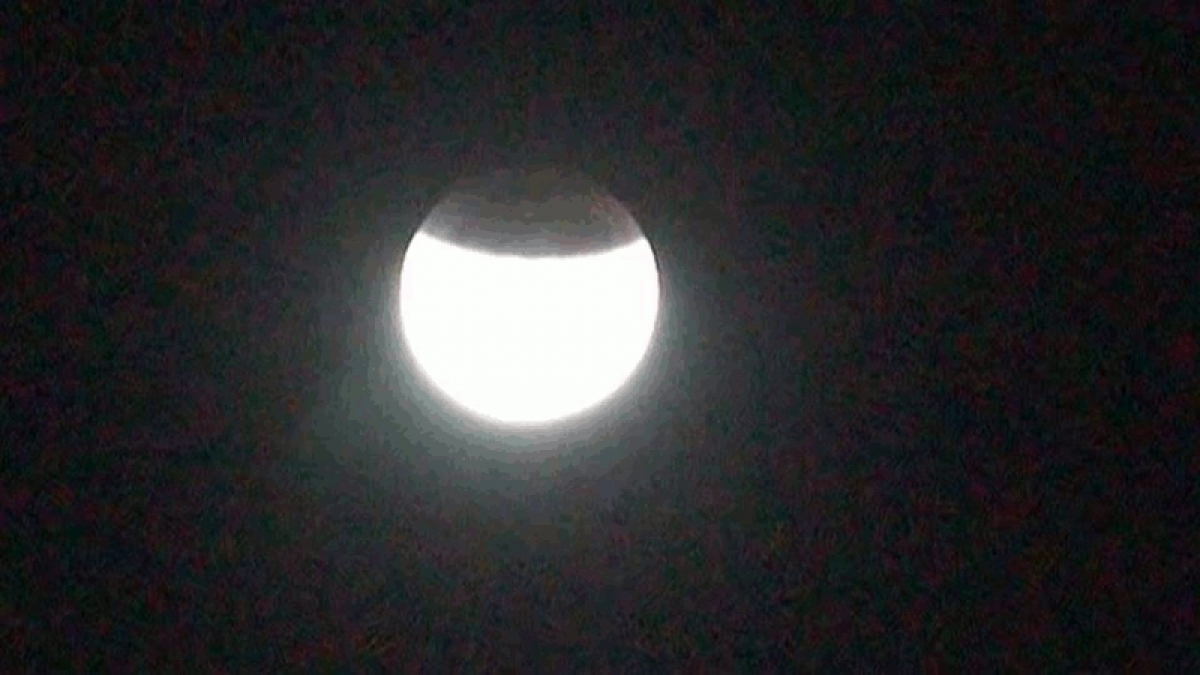 Δείτε καρέ καρέ την έκλειψη σελήνης από το Αγρίνιο
