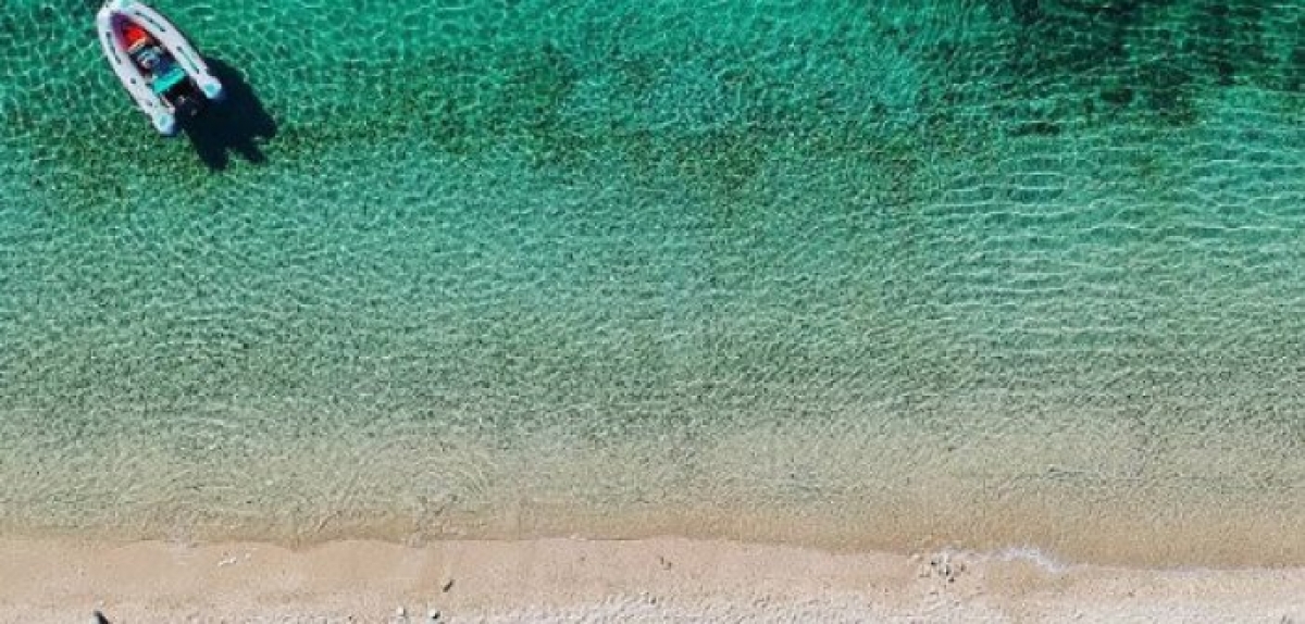 Βαθυαβάλι: Η παραλία της Αιτωλοακαρνανίας που θυμίζει εξωτικό νησί (βίντεο)