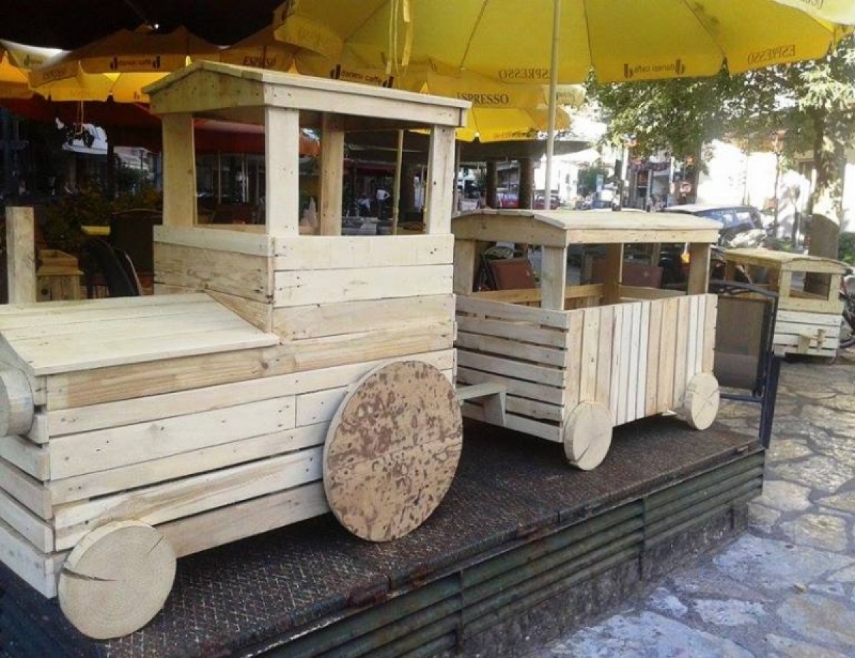 Το ξύλινο τρενάκι στην πλατεία Καραπανέικα