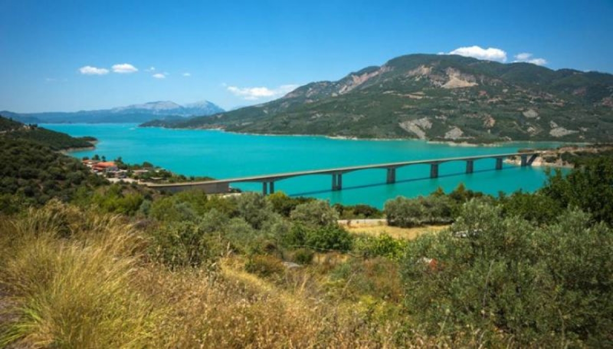 Η εντυπωσιακή λίμνη Κρεμαστών που μαγεύει τους επισκέπτες! (φωτό) (www.pronews.gr)