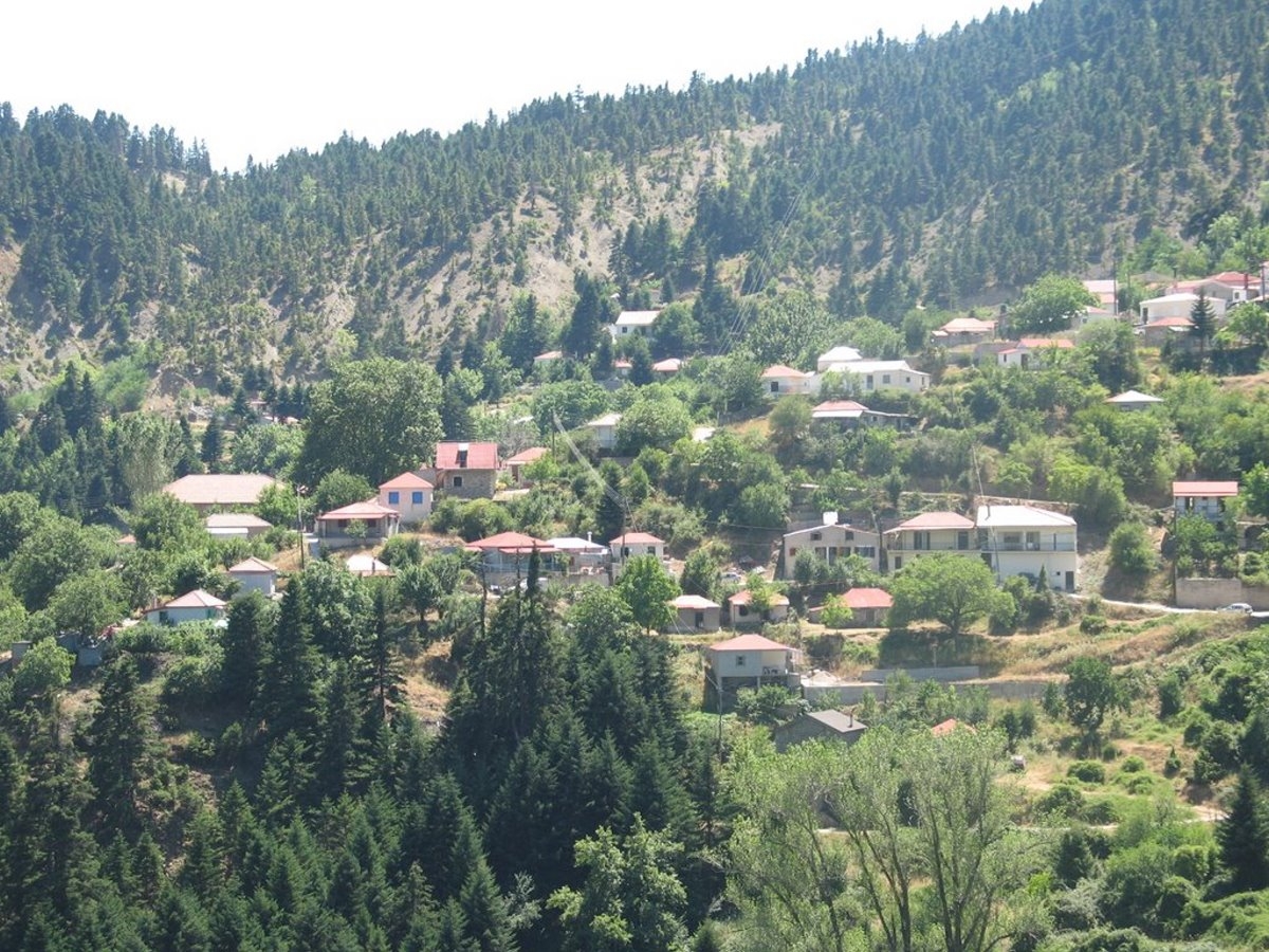 Άμπλιανη: Το «ησυχαστήριο» της Ευρυτανίας μέσα στα έλατα – Το ορεινότερο χωριό του νομού