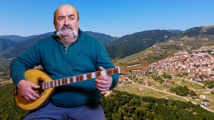 Το Μεράκι και η Τέχνη της Παραδοσιακής Μουσικής | Μια Μελωδία Σκαλισμένη στο Ξύλο