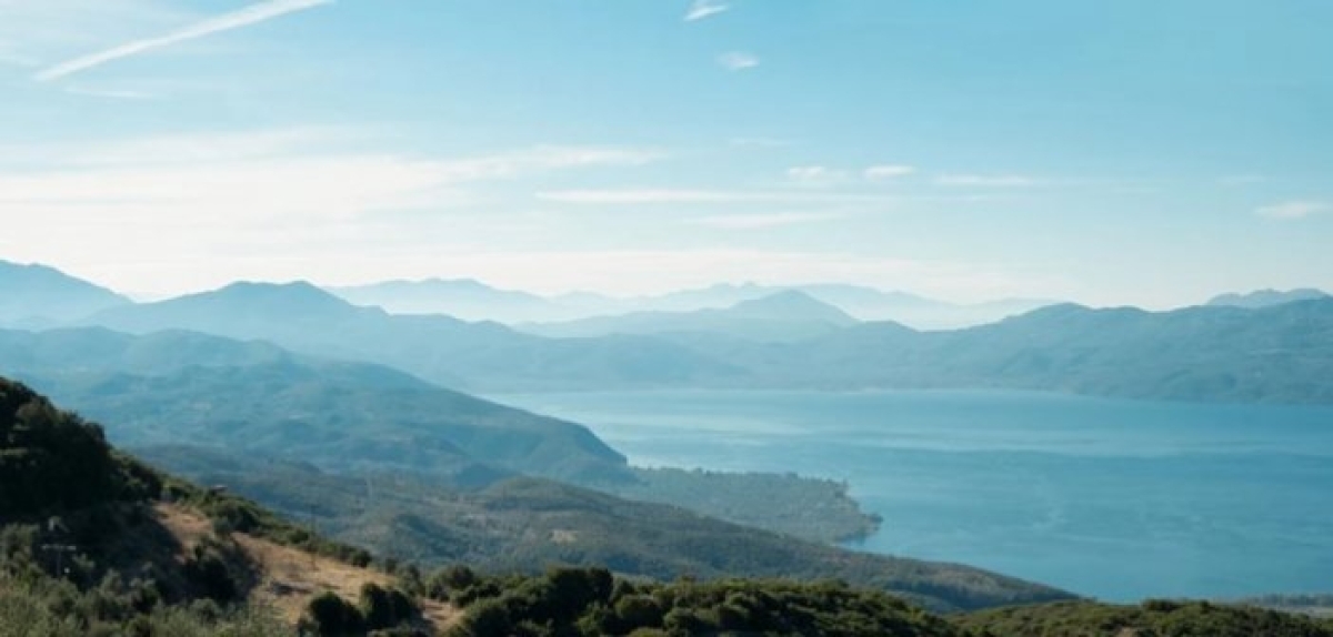 Λίμνη Τριχωνίδα: Μια λίμνη με συναρπαστικό ψηφιδωτό που δεν αφήνει κανέναν ασυγκίνητο (www.newsbeast.gr)