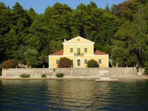 Νησάκι Μαδούρη: Το ερημητήριο του Αριστοτέλη Βαλαωρίτη που ευωδιάζει ποίηση (video)