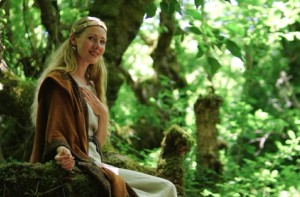 «Mountain River»: Λετονή τραγουδίστρια υμνεί ξανά την Ευρυτανία με νέο τραγούδι