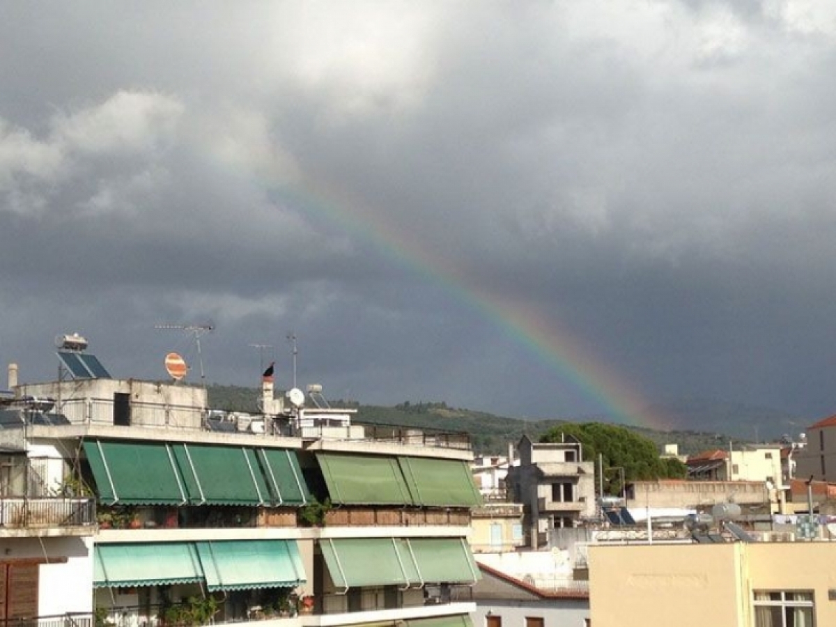 Ουράνιο τόξο πάνω από το Αγρίνιο μετά τη μεσημεριανή βροχή (ΦΩΤΟ+VIDEO)