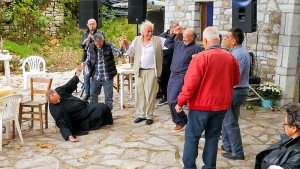 Καταβόθρα Ευρυτανίας: Στο έρημο χωριό λίγοι, αλλά με καρδιά – Οι τελευταίοι κάτοικοι γιορτάζουν (βίντεο)