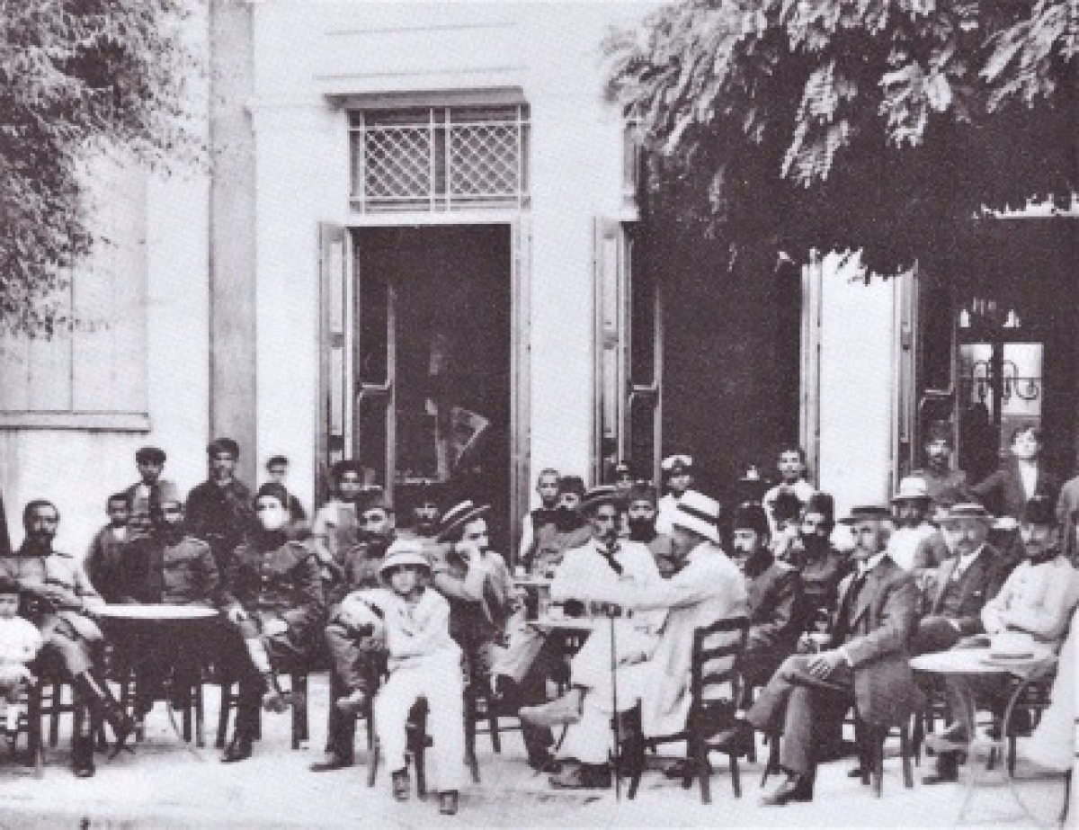 Οι Τούρκοι που καπνίζαν ναργιλέ στο κέντρο του Αγρινίου το 1913