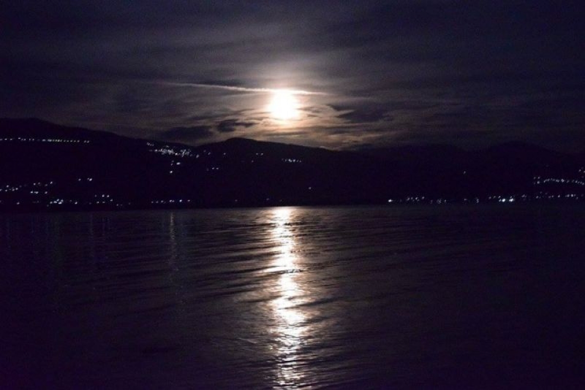 Το πιο λαμπρό φεγγάρι των τελευταίων 70 ετών φωτίζει τη λιμνοθάλασσα Μεσολογγίου και την Τριχωνίδα (φωτο)