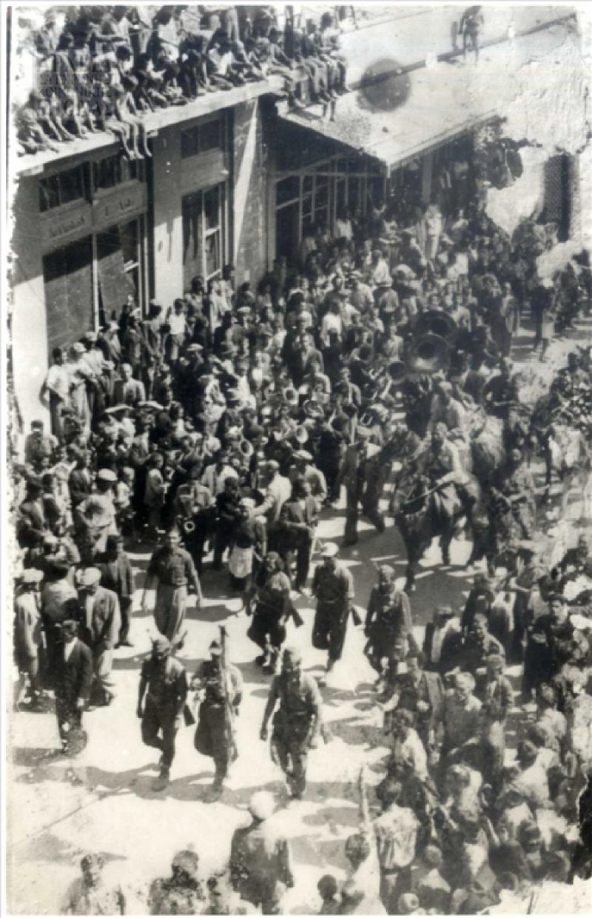 Άγνωστη φωτογραφία από την απελευθέρωση του Αγρινίου το 1944