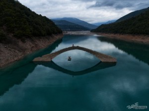 Το γεφύρι του Μανώλη στη λίμνη Κρεμαστών που βυθίζεται κάτω από το νερό! (vid)