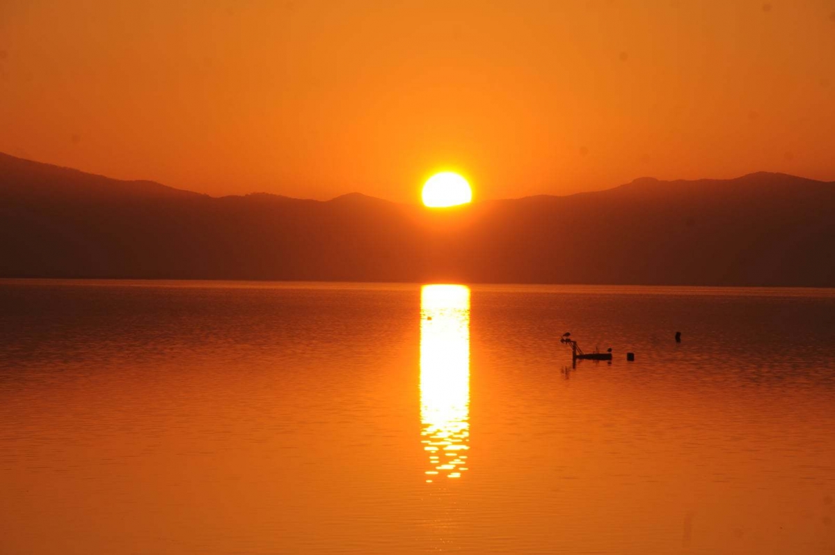 Εικόνες σπάνιας ομορφιάς από το σημερινό ηλιοβασίλεμα στην Τριχωνίδα (φωτο-video)