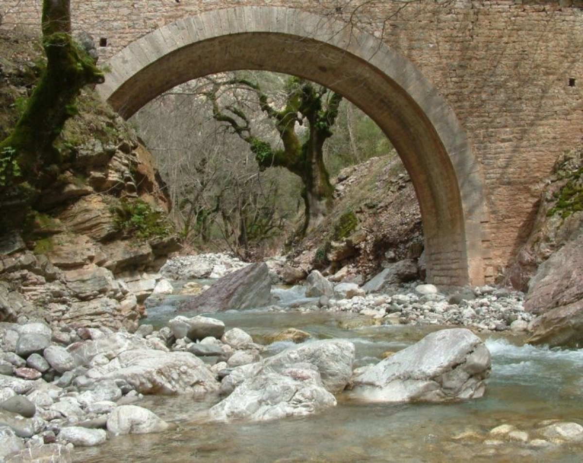 Το πέτρινο γεφύρι στη Διποταμιά Γιδομανδρίτη (19ος αι.) στο ορεινό Θέρμο