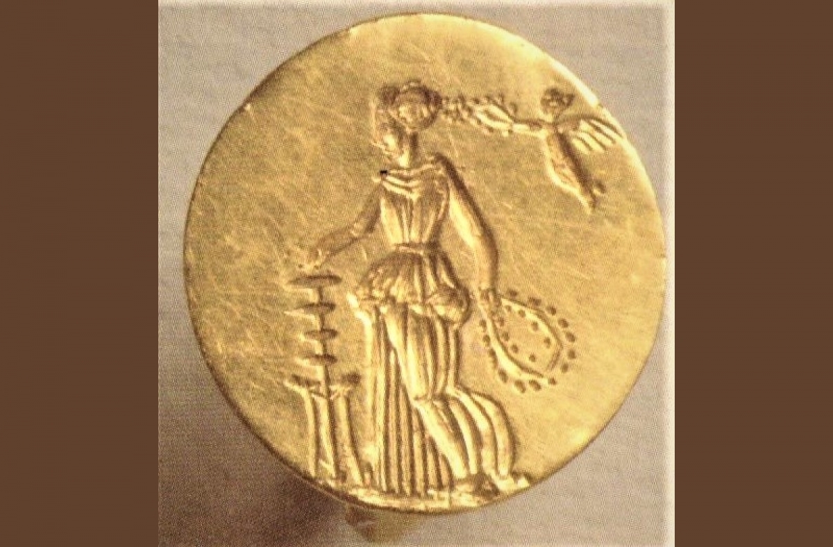 Αρχαία Αιτωλία: Το χρυσό δαχτυλίδι με τον φτερωτό έρωτα να στεφανώνει μία γυναίκα