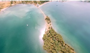 Απολαυστικά εναέρια πλάνα από την πευκόφυτη Κουκουμίτσα στη Βόνιτσα