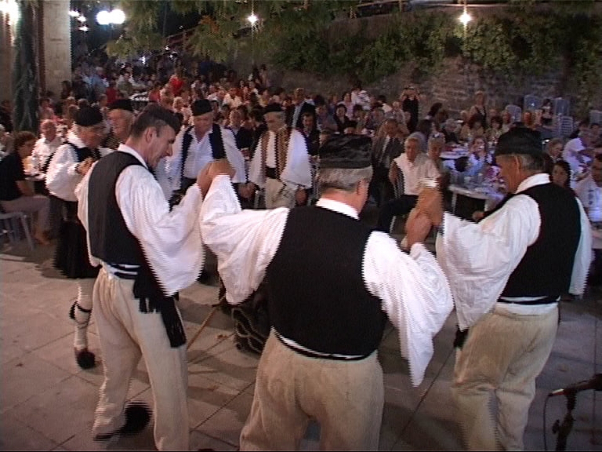 Ο χορός των γερόντων στο Ραπτόπουλο Ευρυτανίας (φωτο – video)