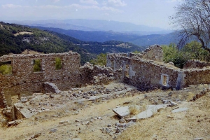 Το ερειπωμένο χωριό Βουστρί (φωτο)