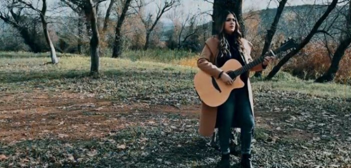 Αγρίνιο: Η Κλεοπάτρα Στούμπου κυκλοφόρησε το πρώτο της τραγούδι “Ξεθωριάζεις” (VIDEO)