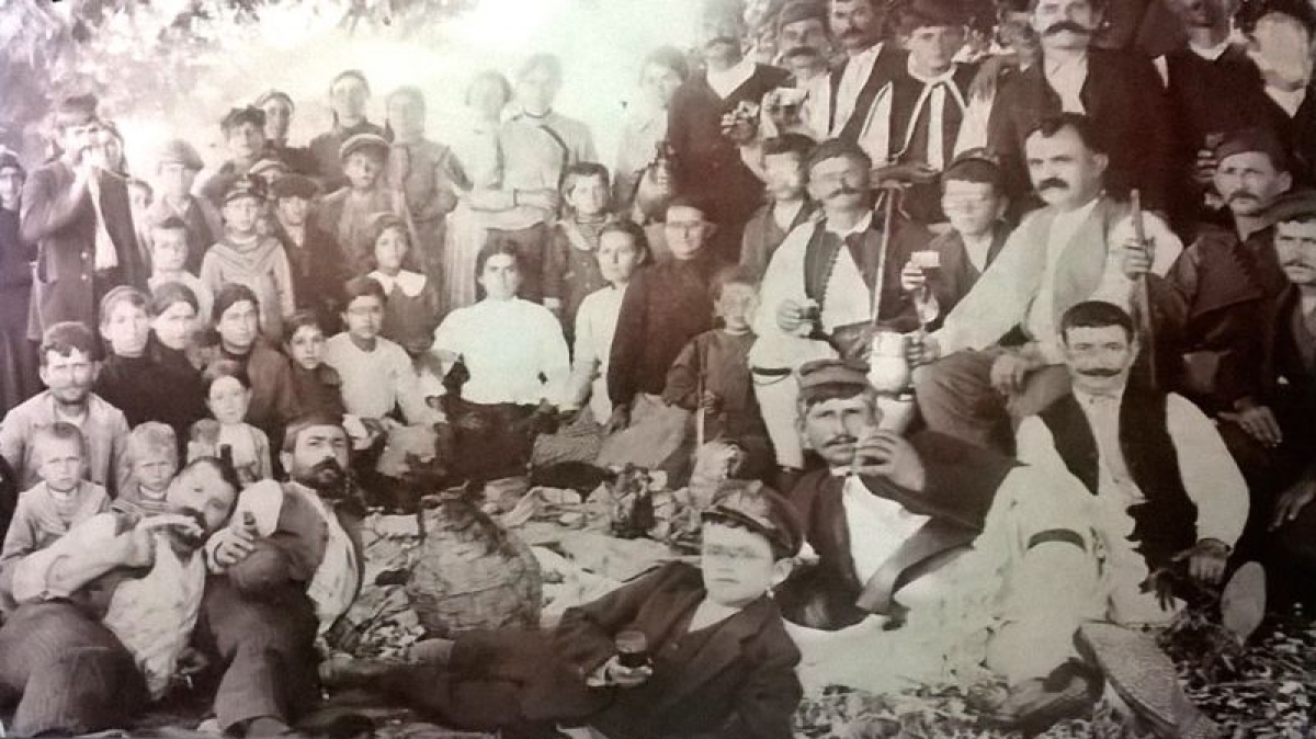 Αγρινιώτες τρώνε και πίνουν στον Μαύρικα 120 χρόνια περίπου πριν