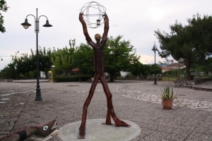 Ο μυθικός Άτλας στην πλατεία Αγίου Γεωργίου Καλυβίων!