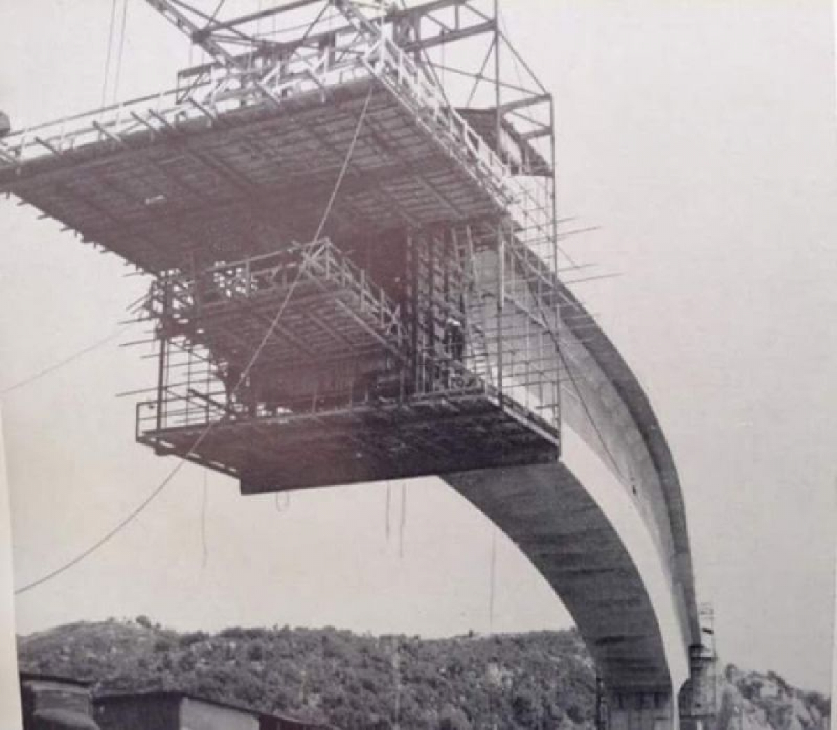Σπάνιες φωτογραφίες από την κατασκευή της Γέφυρας Τατάρνας