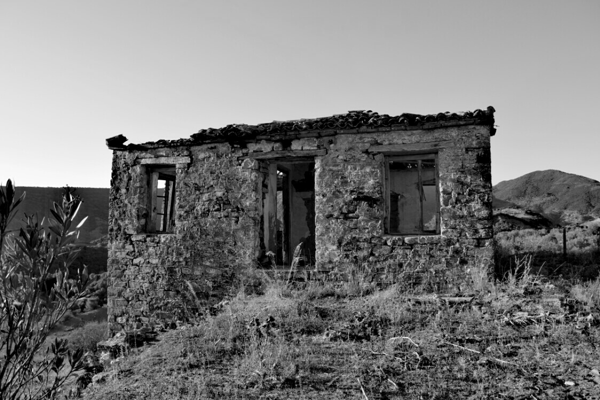 Φωτογραφίζοντας τα πέτρινα ερειπωμένα σπίτια της Ποταμούλας Αγρινίου…
