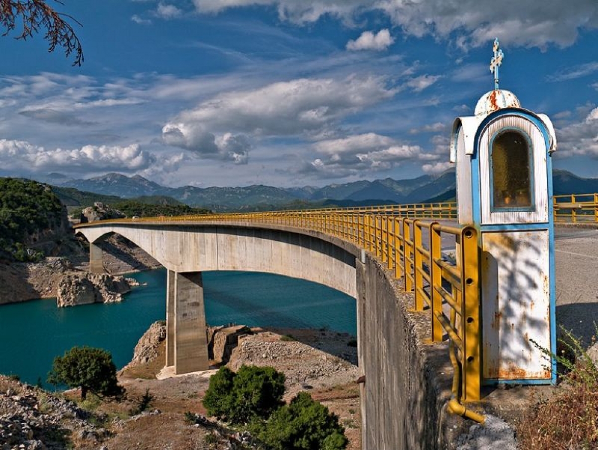 Η φανταστική γέφυρα Τατάρνας στη λίμνη Κρεμαστών