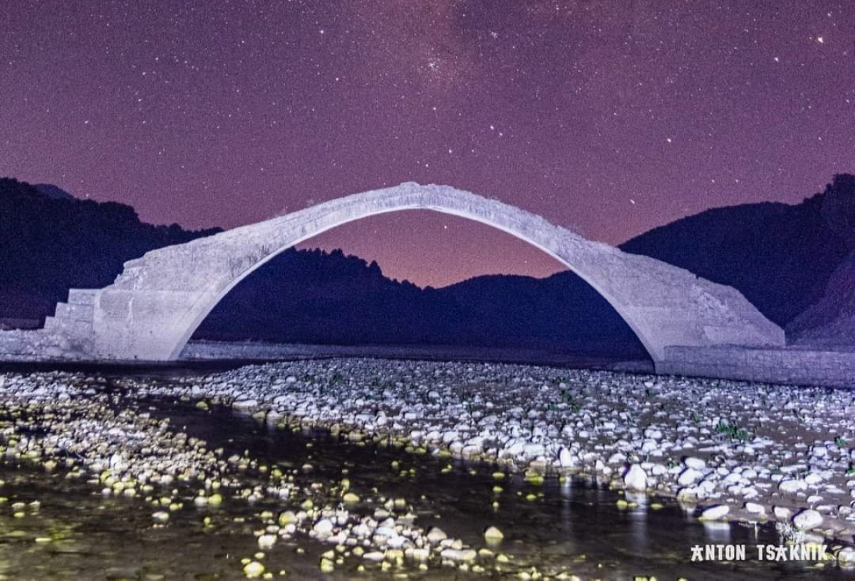 Η εντυπωσιακή φωτογραφία με τη γέφυρα του Μανώλη με φόντο τον γαλαξία