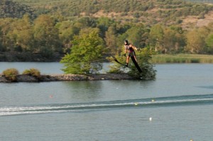 Ένα από τα καλύτερα προπονητικά κέντρα θαλάσσιου σκι της Ευρώπης βρίσκεται στη Λίμνη Στράτου (www.travel.gr)