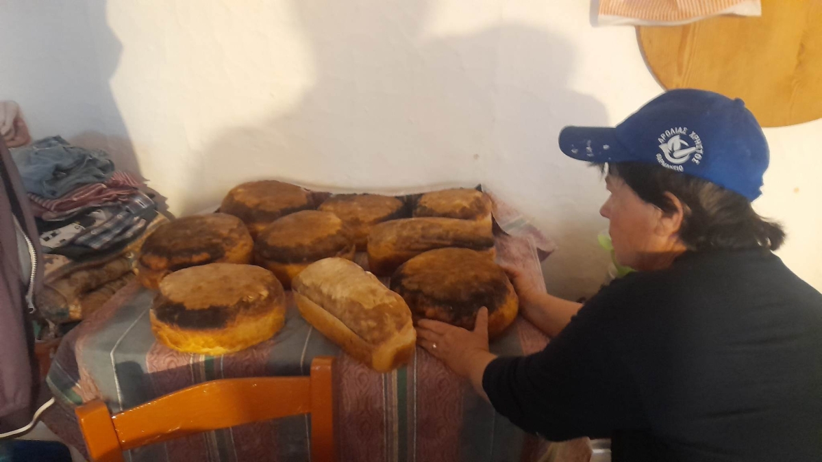 Στο Στενό Παλαίρου φτιάχνουν ακόμη το παραδοσιακό καρβέλι της γιαγιάς (video, φωτο)