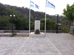 Γιάννης Σταθάς και η πρώτη Ελληνική Σημαία που υψώθηκε με το λευκό σταυρό σε γαλάζιο φόντο