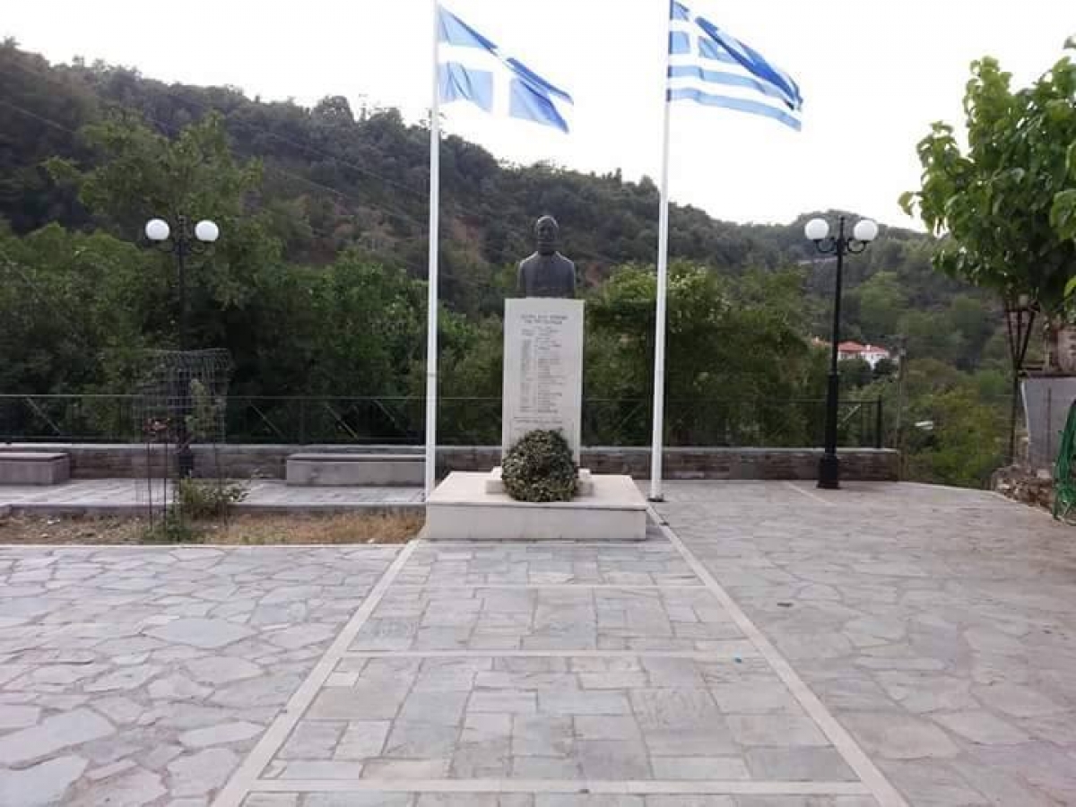 Γιάννης Σταθάς και η πρώτη Ελληνική Σημαία που υψώθηκε με το λευκό σταυρό σε γαλάζιο φόντο