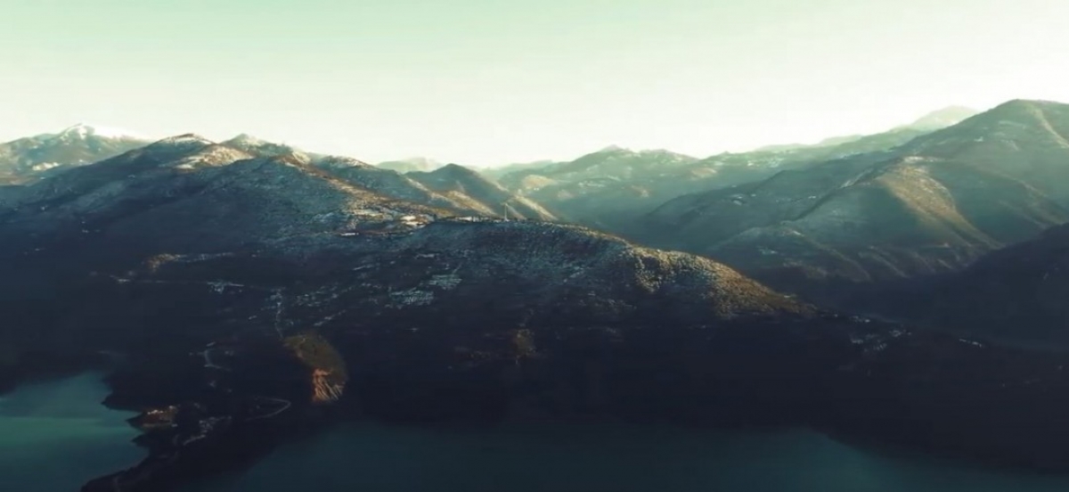 Βίντεο: εντυπωσιακό σε λευκό φόντο το τοπίο στη λίμνη Κρεμαστών
