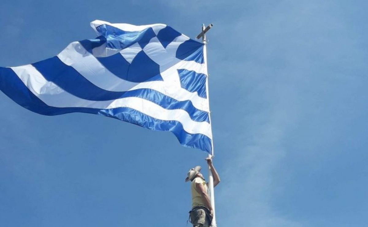 Μια γιγάντια ελληνική σημαία 21 τ.μ. κυματίζει στο Λεσίνι! (video)