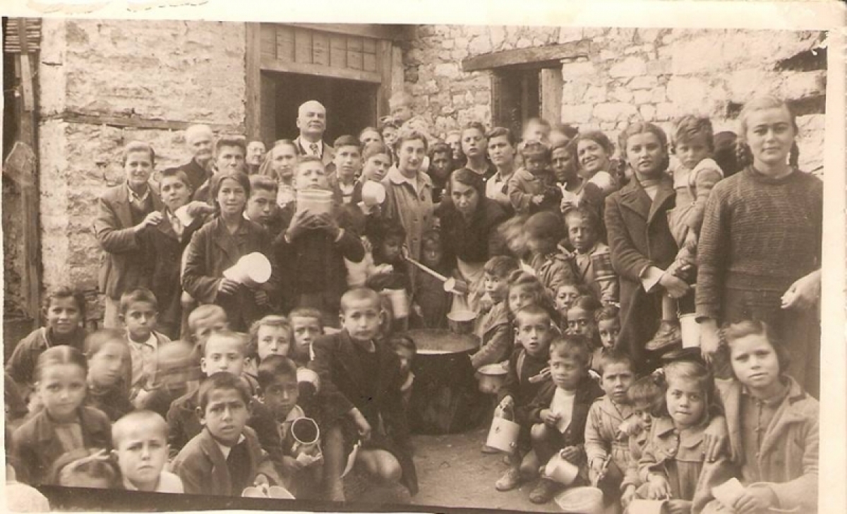 Μεσολόγγι:Διανομή γάλακτος σε δημοτικό σχολείο τo 1949