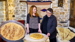 Γλυκιά γαλατόπιτα από τη γιαγιά Τριανταφυλλιά και τη Στεφανία στο Καρπενήσι | Greek food