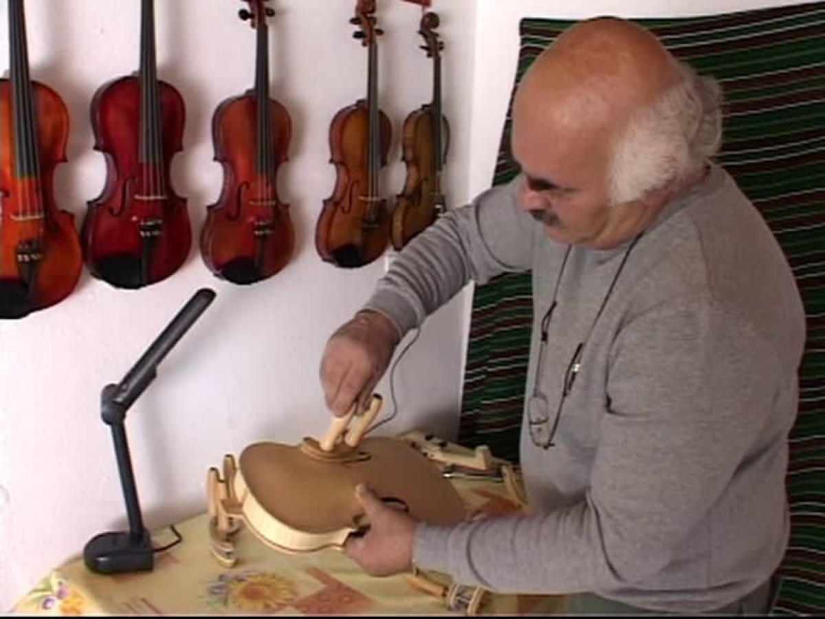 Συνταξιούχος υπάλληλος της ΔΕΗ κατασκευάζει βιολιά στην Ευρυτανία (video)