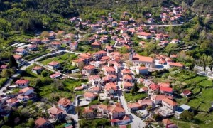 Πλάτανος: Το χωριό της ορεινής Ναυπακτίας με τα γραφικά σπίτια και έναν πλούσιο πράσινο «παράδεισο» (www.newsbomb.gr)