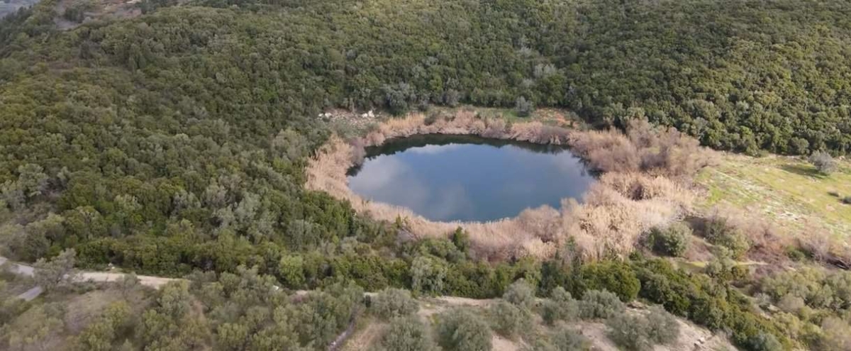 Η άγνωστη φυσική λίμνη στο Μαραντοχώρι Λευκάδας (video)