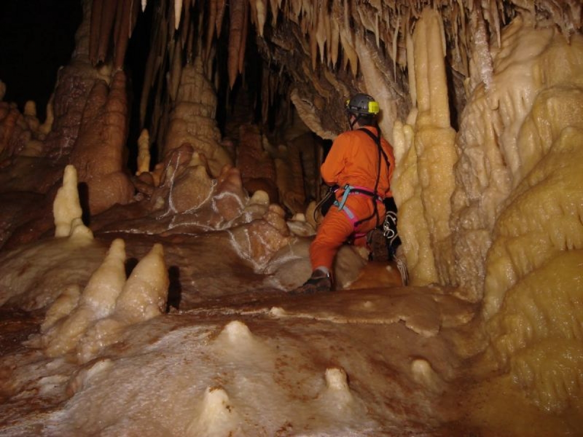 Ξεναγηθείτε στο σπήλαιο της Κωνωπίνας (Βίντεο)