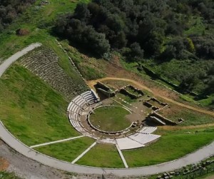 Το αρχαίο θέατρο Στράτου: 2.300 χρόνια ιστορίας μέσα σε ένα πλάνο από τον ουρανό